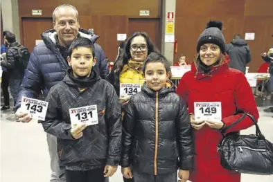  ?? JAIME GALINDO ?? Una familia posa con sus números después de recogerlos en el Centro Cívico de la Almozara.