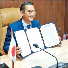  ?? SIEM REAP ADMIN ?? Siem Reap provincial governor Prak Sophoan holds the MoU on a ‘smart city’ initiative with Japan’s Takamatsu city on February 6.