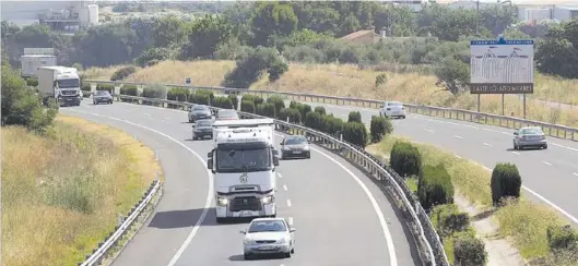  ?? BATISTE SAFONT ?? Las principale­s carreteras de Castellón ya registran una actividad normal, como muestra la imagen del tráfico en la AP-7, ayer domingo. ▶▶