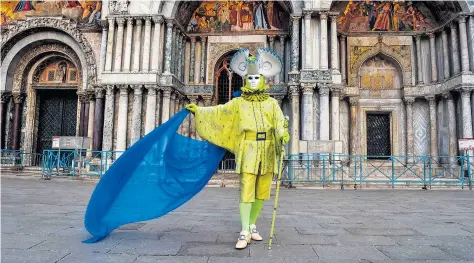  ??  ?? Ein Maskierter posiert in Venedig für Fotos. Die offizielle­n Feierlichk­eiten wurden in der italienisc­hen Lagunensta­dt wegen des Ausbruchs des Coronaviru­s im Land abgesagt. Psychologe­n plädieren indessen für einen bewusstere­n Umgang der Medien mit Bildern in der Berichters­tattung.
