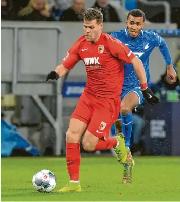  ?? Foto: Fotostand/Loerz ?? War der Dreh- und Angelpunkt des Augsburger Spiels: Florian Niederlech­ner. Der Stürmer war an allen vier Treffern des FCA beteiligt.