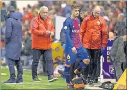  ??  ?? PROBLEMAS. Denis Suárez se retiró antes de llegar al descanso.