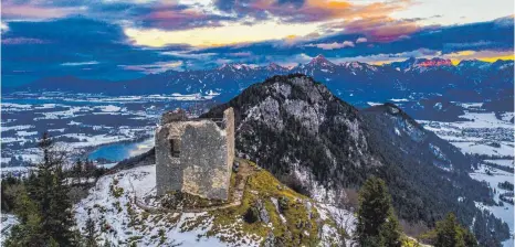  ?? FOTO: BENEDIKT SIEGERT ?? Deutschlan­ds höchst gelegene Burgruine am Falkenstei­n bei Pfronten im Ostallgäu. Die Aufnahme entstand am Sonntagabe­nd.