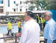  ??  ?? VISITA. El alcalde Calidonio con el exdiputado Óscar Álvarez.