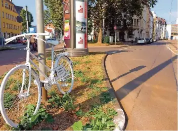  ?? FOTO: FABIAN BOSSE ?? Das weiß getünchte Fahrrad in der Saarbrücke­r Arndtstraß­e erinnert an den tragischen Tod des 28-Jährigen, der von einem Lastwagen erfasst und mitgeschle­ift wurde.