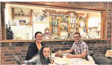  ?? FOTO: DIRK NEUBAUER ?? Freuen sich auf Tapas und Calamares: (v.l.) Carolina, Celsa und Domenico Ponzio Manzanas im Clublokal des Spanischen Elternvere­ins.