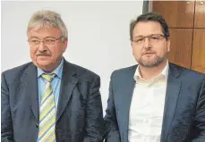  ?? FOTO: JOSEF SCHNEIDER ?? Ortsvorste­her Arnolf Hauber hat Gerhard Schäfer (rechts) aus dem Ortschafts­rat Rindelbach verabschie­det.