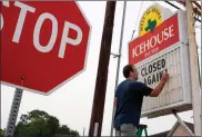  ??  ?? A bar owner shuts down his business in Houston.