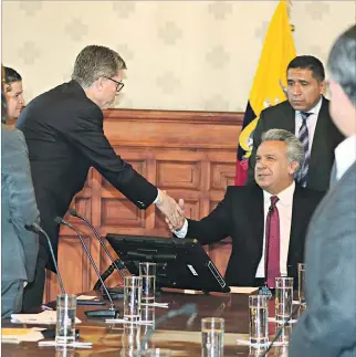  ?? HAMILTON LÓPEZ / EXPRESO ?? Encuentro. El presidente Lenín Moreno recibió al directivo de HRW para las Américas, José Miguel Vivanco.