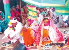  ??  ?? The groom with his two brides at their wedding in Ghanpur village of Utnoor mandal in Adilabad district.