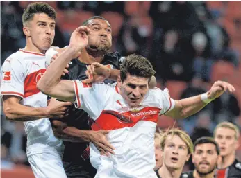  ?? FOTO: IMAGO ?? Gut bewacht: Mario Gomez (vorne) hat gegen Bayers Jonathan Tah (Mitte) einen schweren Stand.