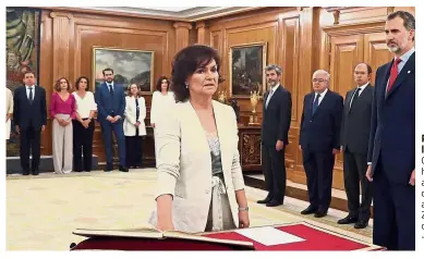  ?? — Reuters ?? Pledging loyalty:
Calvo taking her oath during a swearing-in ceremony at the Zarzuela Palace outside Madrid.