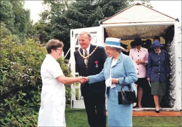  ?? 01_B31twe04 ?? North Ayrshire Council convener George Steven introduces castle catering manager Judy Cook to Her Majesty.