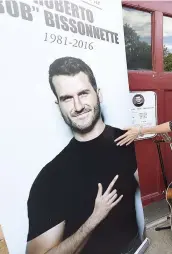  ?? PHOTO D’ARCHIVES, JEAN-FRANÇOIS DESGAGNÉS ?? Le 15 septembre 2016, plusieurs fans avaient rendu hommage à Bob Bissonnett­e au Stade municipal. Le chanteur avait perdu la vie 11 jours plus tôt.