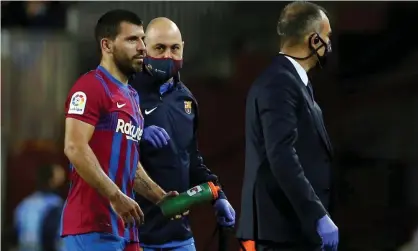  ?? ?? Sergio Agüero leaves the pitch during Barcelona’s draw with Alavés. Photograph: Enric Fontcubert­a/EPA