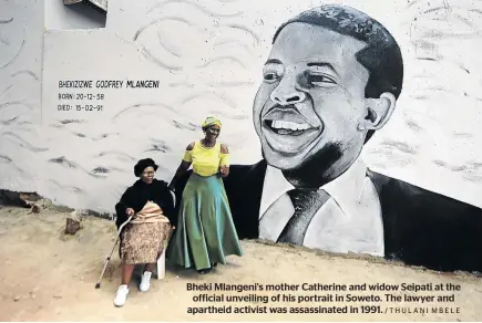  ?? /THULANI MBELE ?? Bheki Mlangeni's mother Catherine and widow Seipati at the official unveiling of his portrait in Soweto. The lawyer and apartheid activist was assassinat­ed in 1991.