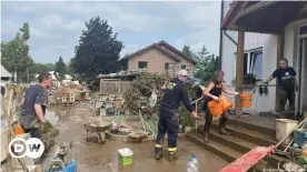  ??  ?? Residents of Sinzig, one of the areas hardest-hit by flooding, have begun cleanup efforts