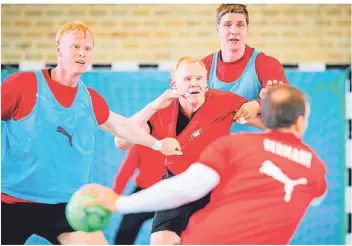  ?? FOTO: SASCHA KLAHN/DPA ?? Die deutschen Handballer beim Training in Frankfurt (v.l.): Sebastian Firnhaber, Patrick Wiencek, Finn Lemke und im Vordergrun­d Kai Häfner.