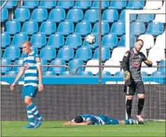  ??  ?? Los jugadores del Depor, abatidos.