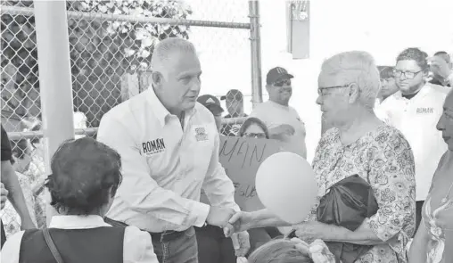  ?? ?? Al continuar con su campaña proselitis­ta, se reunió Román Alberto con vecinos del surponient­e de Torreón