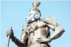  ?? SHAYNE ROBINSON Greenpeace Africa 2019 ?? ACTIVISTS from Greenpeace Africa scaled several iconic statues across Johannesbu­rg and Pretoria to demand action on air pollution. |