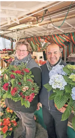  ?? RP-FOTO: HANS-JÜRGEN BAUER ?? Die Eheleute Jill und Yahia Issaoun verkaufen seit 25 Jahren Blumen auf dem Markt am Barbarossa­platz.