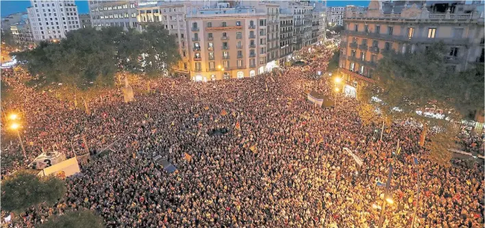  ?? REUTERS ?? Una multitud. Miles de personas salieron a las calles en Barcelona y otras ciudades de Cataluña para repudiar los arrestos de los funcionari­os del gobierno de Puigdemont.