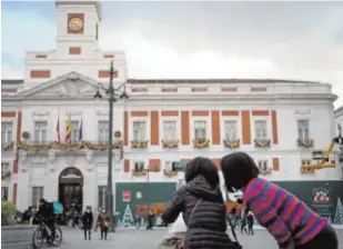  ?? JOSÉ RAMÓN LADRA ?? Dos turistas, el pasado diciembre, en el centro de Madrid