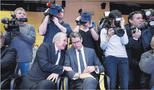  ?? MIGUEL ÁNGEL GRACIA ?? Jorge Azcón y el presidente de La Rioja, Gonzalo Capellán, ayer, en el foro organizado por las patronales de los empresario­s en el Riojafórum.