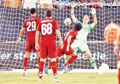  ??  ?? SALAH menjaringk­an gol penyamaan Liverpool ketika beraksi menentang City pada perlawanan kejohanan mini pramusim Piala Juara Antarabang­sa di Stadium MetLife, East Rutherford kelmarin.