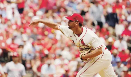  ?? Ap ?? El veterano derecho de los Cardinals Adam Wainwright lanza en la primera entrada contra los Reds. Permitió tres carreras y ocho hits en siete entradas.