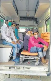  ?? HT ?? ■
The health department staff transporti­ng ‘contacts’ of Tablighi Jamaat members in an ambulance to a quarantine centre in Kamhariya Bujurg village in Maharajgan­j district. Six jamaat members, who attended the Delhi congregati­on, had tested positive for coronaviru­s.