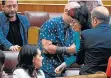  ?? G. VALIENTE/EP ?? Varios diputados atienden a Marisa Saavedra.