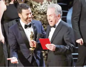  ?? — Gambar Reuters ?? KETAWA: Jimmy Kimmel dan Warren Beatty (kanan) sempat ketawa bersama selepas membetulka­n pemenang Oscar untuk Filem Terbaik dari ‘La La Land’ kepada ‘Moonlight’.