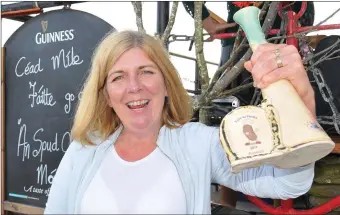  ?? Photo by Declan Malone ?? Cathy Seán Jim Pheig Moriarty who grew the best spuds in West Kerry this year brandishes the Laoch an Phráta trophy at the conclusion of the Féile an Phráta finals.