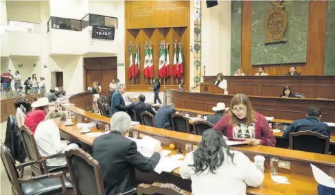  ?? FOTO: CRISTINA FELIX ?? &gt; Diputados locales, durante sesión ordinaria en el Congreso del Estado.