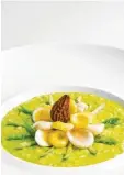  ??  ?? Mal einfach klassisch, mal exquisit: Risotto mit Spinat und Parmesan von Franco Luiseoder mit Spargelpür­ee, Morchel und Wachtelei aus Shanghai.