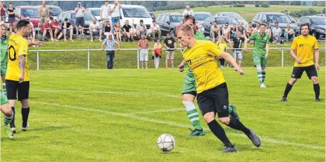  ?? FOTO: REINER NEFF ?? Kevin Garcia ( am Ball) war in der zweiten Hälfte von den Herrenberg­ern kaum zu halten. Er bereitete zwei Tore für den FV 08 Rottweil vor und erzielte einen Treffer selbst.