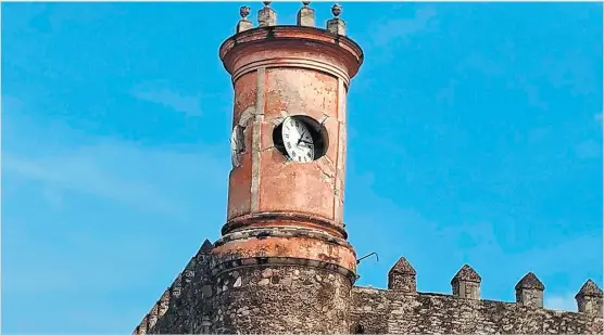  ??  ?? La torre del reloj, en el Palacio de Cortés, en Cuernavaca.