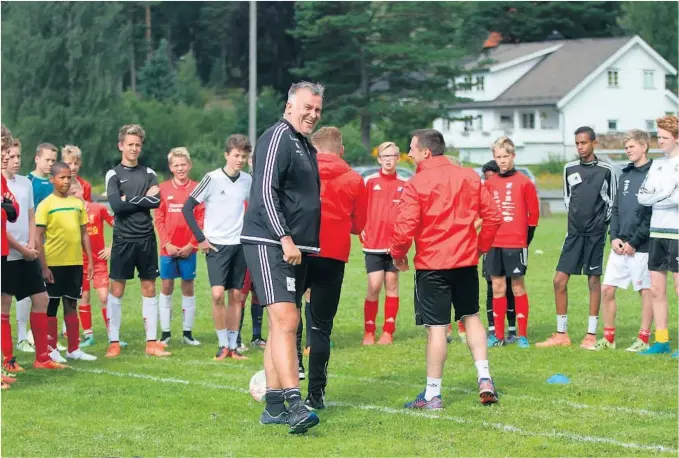  ?? FOTO: TOM ARNE BORGERSEN ?? VEST-TELEMARK: Øyvind Kili med et stort knippe fotballspi­llere fra Vest-Telemark under Liverpools fotballsko­le i Seljord i fjor. Prosjektet, som startet med fotball, er blitt langt større enn Øyvind Kili noensinne kunne drømme om. Fredag møter han...