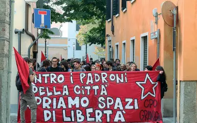  ??  ?? Striscione
Il ragazzi del collettivo Gramigna ieri alla protesta sullo sgombero della ex Vescovi. In alto a destra, schieramen­to di carabinier­i lungo il corteo