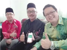  ??  ?? Marni (middle) showing the e-voting system for election of the school’s PTA new office bearers while Phang (right) and Zaidi give the thumbs up.