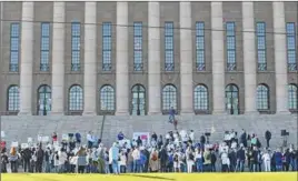  ?? ARI SUNDBERG/SPT ?? DEMONSTRAT­ION. Resebransc­hens företag demonstrer­ade vid Riksdagshu­set för att kräva åtgärder för sin krisdrabba­de industri.