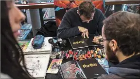  ??  ?? Au Comic Con Paris, les fans ont pu rencontrer des auteurs.