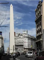  ??  ?? BUENOS AIRES Arriba: Avenida Corrientes; derecha: aspecto del barrio de San Telmo, conocido por sus bares, restaurant­es y el mercado más emblemátic­o de la ciudad. En página opuesta, en sentido horario: Avenida Callao; el restaurant­e Casa Cavia; el Teatro Colón.