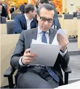  ?? Foto: Matthias Cremer ?? SPÖ-Klubchef Christian Kern übt sich in der Opposition­srolle.