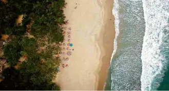  ??  ?? Vista aérea da praia do Félix, em Ubatuba, que é cercada por áreas de mata atlântica