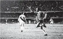  ?? ACERVO ESTADÃO-13/10/1977 ?? Histórico. Basílio corre para comemorar gol na decisão