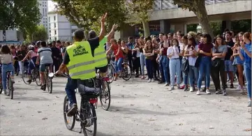  ?? (Photos P. Ma.) ?? Entrée des cyclistes du Tour Alternatib­a dans la cour du lycée, vivement applaudis par les élèves.