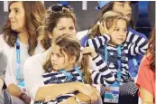  ?? ANSA ?? Le gemelline di Roger Federer in tribuna con mamma Mirka